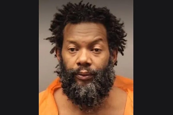 Ничего не подозревающий водитель Uber отвез Джейсона обратно в его многоквартирный дом в Лахсере, когда тот вышел с банка, совершив ограбление.