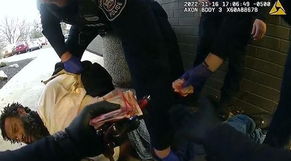 Когда его поймали, полицейские спросили, не стреляли ли в него из-за «красного вещества», которое было на его теле.