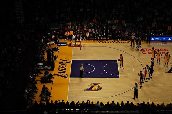 6. Los Angeles Lakers, San Antonio Spurs karşısında galibiyet rekoru kıran tek takımdır.