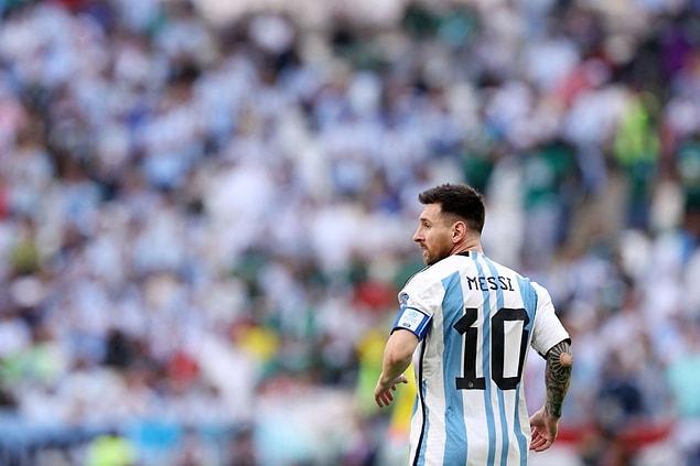 Suudi Arabistan karşısında Arjantin forması ile sahaya çıkan Lionel Messi, 5 Dünya Kupası'nda forma giyen ilk Güney Amerikalı futbolcu olarak tarihe geçti.
