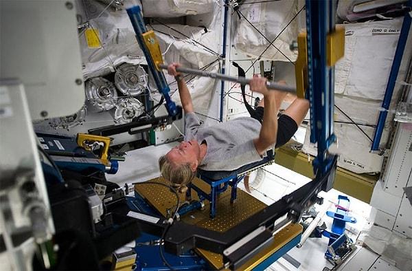 Uluslararası Uzay İstasyonu'nda çalışanlar her gün spor yapmak zorunda kalıyor.