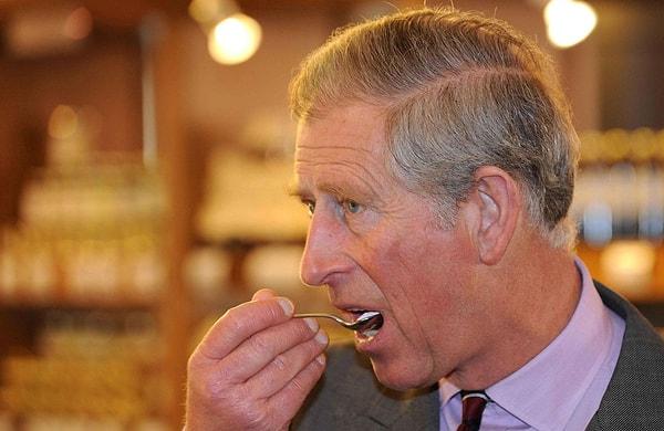 "Yıllardır haftanın iki günü et ve balık, bir günü de süt ürünleri tüketmiyorum." diyen Kral Charles, sebze yemeklerine daha düşkün.