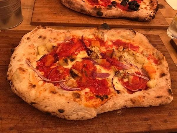 4. “İtalya’da yiyeceğiniz orijinal pizzalar hiç alışık olduğunuz hazır pizzalar gibi değil. Masanıza çatal bıçak bırakıp kendi kendinize kesip yemenizi bekliyorlar.”