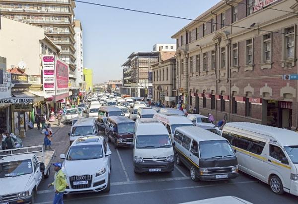 3. “Güney Afrika’da trafiğin soldan akmasına hiç alışamadım. Özellikle karşıdan karşıya geçerken önce sağ, sonra sol ve tekrar sağa bakmak çok garibime gitmişti.”
