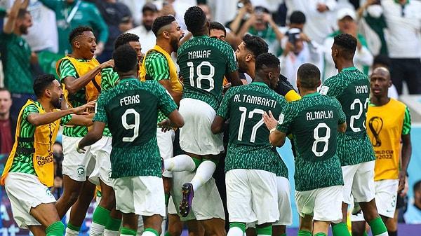 Günün ilk maçında büyük bir sürpriz yaşandı ve turnuvanın en büyük favorilerinden Arjantin, Suudi Arabistan'a 2-1 yenilerek turnuvaya yenilgiyle başladı.