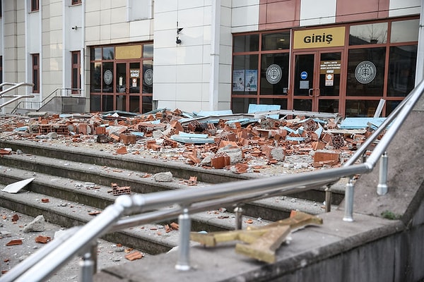 Düzce'de meydana gelen 5.9 büyüklüğünde depremde can kaybı yaşanmazken bazı binalar hasar aldı