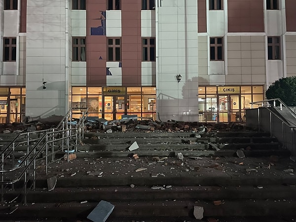 Sabah saat 04:08 sularında merkez üssü Düzce'nin Gölyaka ilçesi olan 6,0 büyüklüğünde bir deprem meydana geldi.