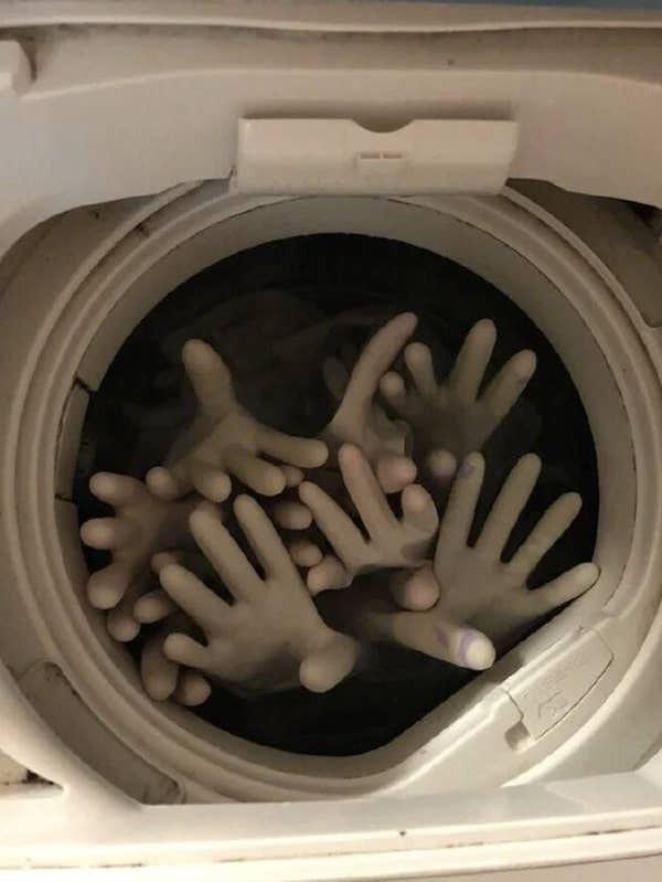 6. Çamaşır makinesine atılan plastik eldivenler adeta 5. boyutta kısılmış ve kurtulmayı bekleyen insanlara benziyor...