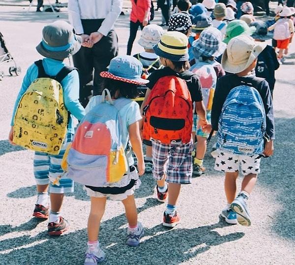 Ebeveynler, küçük çocuklara kendi başlarına yollarını bulmaları için ihtiyaç duydukları becerileri kazanmanın önemli olduğuna inanıyor. Japon ebeveynler çocuklarının bağımsız olmasını istiyor.