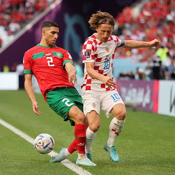 Opta verilerine göre, Hırvatistan Milli Takımı'nın deneyimli kaptanı Luka Modric, üç farklı dönemde hem Avrupa Şampiyonası hem de Dünya Kupası'nda forma giyen ilk oyuncu oldu.