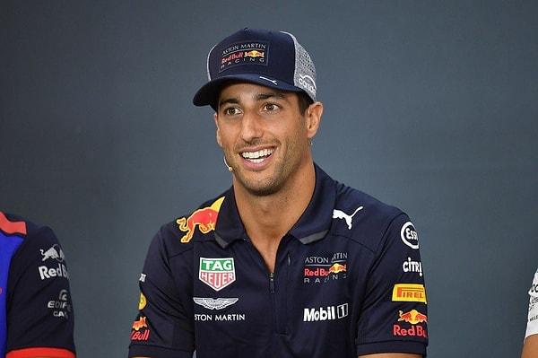 Daniel Ricciardo: "2023'te Red Bull'a geri döneceğim için heyecanlıyım. Benim için F1'deki en iyi takıma katkıda bulunmak son derece çekici, aynı zamanda bu bana yenilenmek ve tekrar odaklanmak için biraz zaman veriyor. Takımla çalışmaya başlamak için sabırsızlanıyorum." dedi.