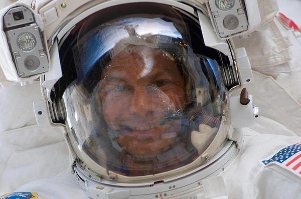Stanley Love, NASA'ya 1998 yılında katıldı ve uzayda 300 saatten fazla kayıt aldı.