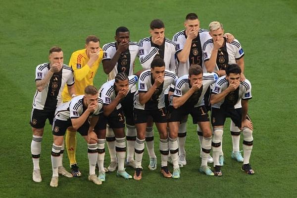 Almanya Milli Takımı, maç öncesi takım fotosu verirken FIFA'nın "OneLove" kol bandının kullanımını yasaklamasını bu şekilde protesto etti.