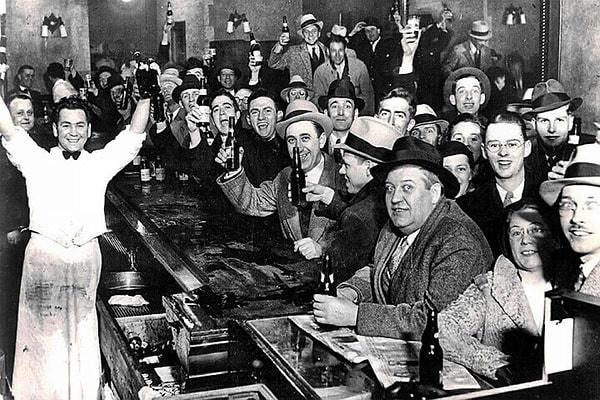 1933 yılında martini tutkunu olduğu bilinen Başkan Roosevelt 13 yıl süren prohibition dönemini bitiriyor. Barlar yeniden açılıyor. Ancak 13 yıl süren yasaklarda tüm o gösterişli bar kültürü yok oluyor. Amerikalılara sadece vazgeçemedikleri martini kalıyor.