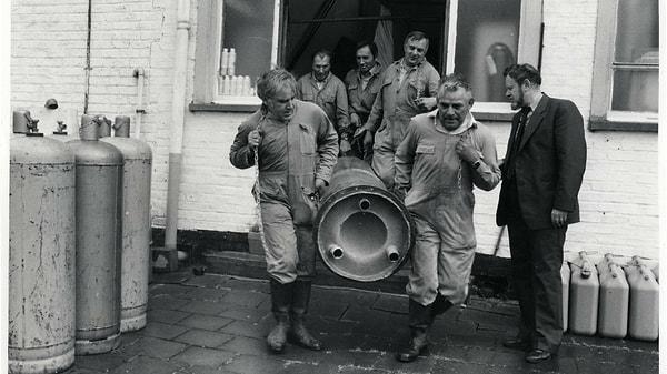 2. Dünya Savaşı'nda ise Alman orduları işgal ettikleri Hollanda ve Belçika gibi ülkelerdeki genever damıtım evlerinin bakır imbiklerini mühimmat yapımı için söküyor.