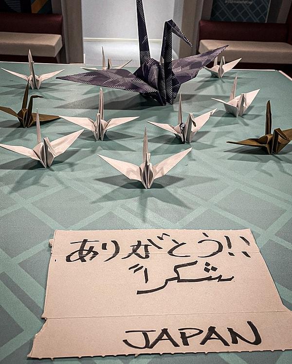 Yalnızca bunu yapmakla kalmıyorlar. Soyunma odasında masanın üzerine onuru temsil eden 11 turna origamisi bırakıyorlar.
