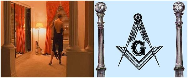 Filmin ilk sahnesinde iki kolon arasında görünen Nicole Kidman'ın hemen solunda raket dikkati çeker.