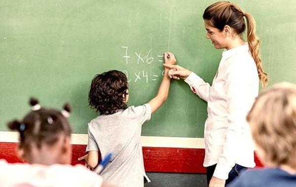 Öğretmen sayısı da 2000 yılında 642 bin 953'ten 1 milyon 76 bin 531'e yükselmiş. Bu öğretmenlerin içinde özelde çalışanlar 22 bin 869'dan 140 bin 741'e yükselmiş.