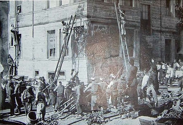 1700'lü ve 1800'lü yıllarda, İstanbul'un ahşap konaklarında patlıcanseverler, patlıcan közlerken tavalarını ateşte unutur ya da kızgın yağın içine su damlaması gibi küçük kazalara sebep olurlardı. Sonra da ne mi oluyordu? Arka arkaya büyük yangınlar çıkıyor ve ahşap konaklar peşi sıra yanıyordu.