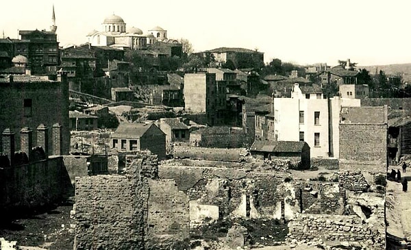 1890 doğumlu yazar Ragıp Akyavaş o dönemdeki patlıcan yangınlarını şöyle anlatıyor: "1908'de Çırçır’da bir yangın çıktı. İki gün iki gece devam etti. İstanbul’un göbeğini Yemen çöllerine çevirdi. 1500 ev yandı. Zeyrek’te başlayıp Vefa’da duran yangın da patlıcandan çıktı.