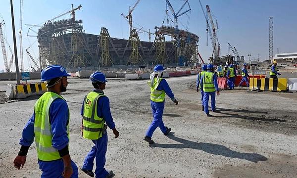 Katar hükümeti, sadece stadyumları inşa etmek için 30 bin yabancı işçiyi çalıştırdığını söylüyor. Çoğu işçi Bangladeş, Hindistan, Nepal ve Filipinler'den geliyor.