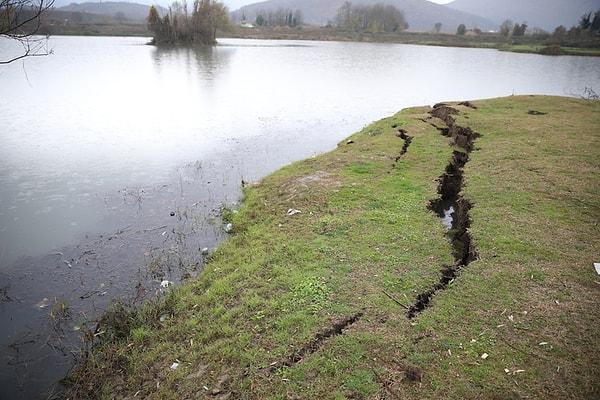 Düzce'de merkeze bağlı Yayakbaşı köyünde yer alan göletin etrafında deprem sonrası toprak kırılmaları meydana geldi. Kırılmaların yaklaşık 10 santimetre genişliğe kadar çıktığı görüldü.