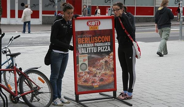 Bu ismin kaldırılması için İtalya sayısız başvuru yapsa da sonuçsuz kalmıştır. Bugün bu pizza, Finlandiya'nın birçok şehrinde şubesi olan Kotipizza'larda yenebilmektedir.