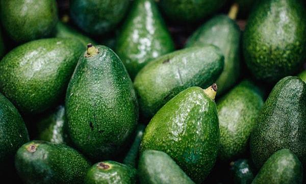 Göz, cilt ve saç sağlığı için faydalı bir meyve olan avokado C vitamini, E vitamini, K vitamini ve potasyum, demir, magnezyum, fosfor, bakır, çinko açısından zengindir. Ayrıca omega-3 yağ asitleri bakımından da zengindir.