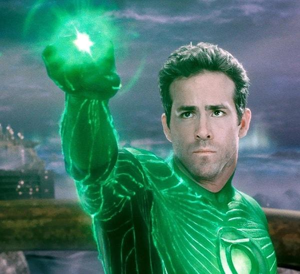 4. Ryan Reynolds'ın Green Lantern kostümü çoğunlukla sonradan eklenen grafiklerden oluştuğu için kendisi özel bir takım giyiyordu ve bu kıyafet pek de rahat değildi anlaşılan...