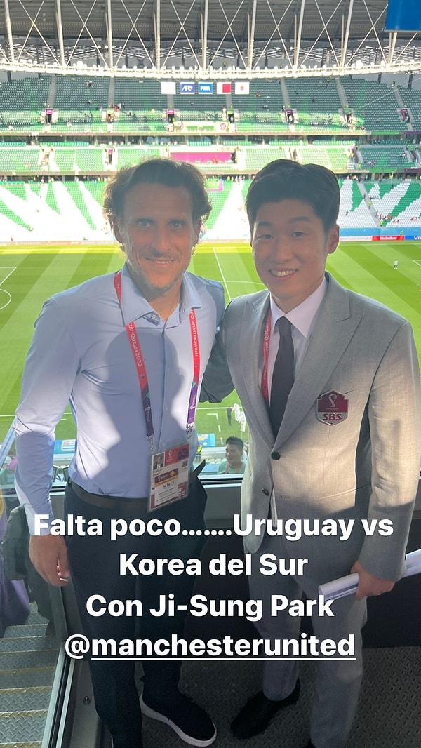 İki ülkenin efsane isimleri Diego Forlan ve Park Ji Sung, maçı birlikte izledi.