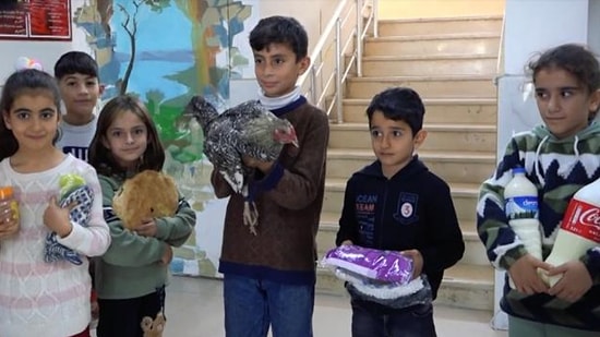 Bir İlkokul Öğrencisi Öğretmenine 24 Kasım Öğretmenler Günü Hediyesi Olarak Tavuk Verdi