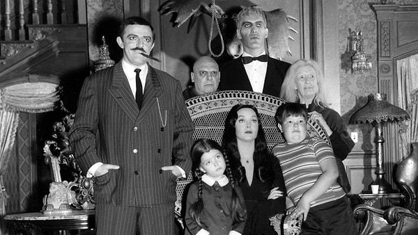 Addams Ailesi, 1964'te ilk kez televizyona uyarlandı.
