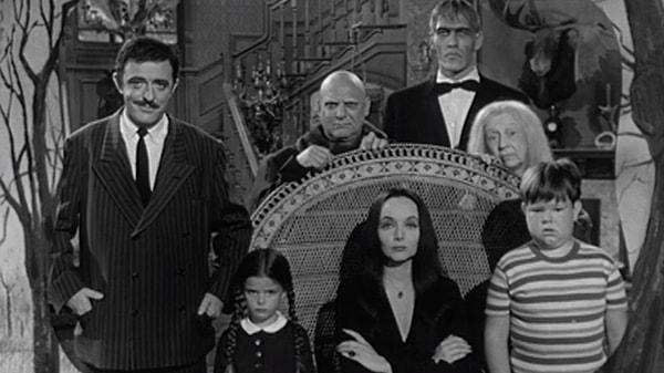 Charles Addams'ın Wednesday'e dair yazdığı tasvirlerin çoğuna da bu dizide yer verilmeyecekti.