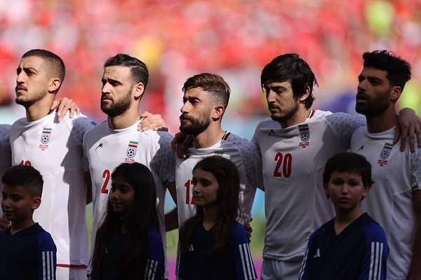 İngiltere maçı öncesinde İran Milli Marşı'nı söylemeyerek ülkelerindeki özgürlük protestolarına destek veren İranlı futbolcuların bir kısmı Galler maçı öncesi marşı söylerken bir kısmı da yine marşı söylemedi.