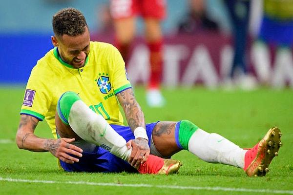 Gözyaşlarına hakim olamayıp oyundan çıkan Neymar'ın son durumu ile ilgili ilk açıklamayı ise teknik direktör Tite yaptı.