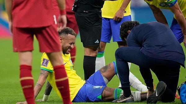 Maçın 79. dakikasında Neymar, bileğine aldığı darbe sebebi ile sakatlanarak oyundan çıkmak zorunda kaldı.