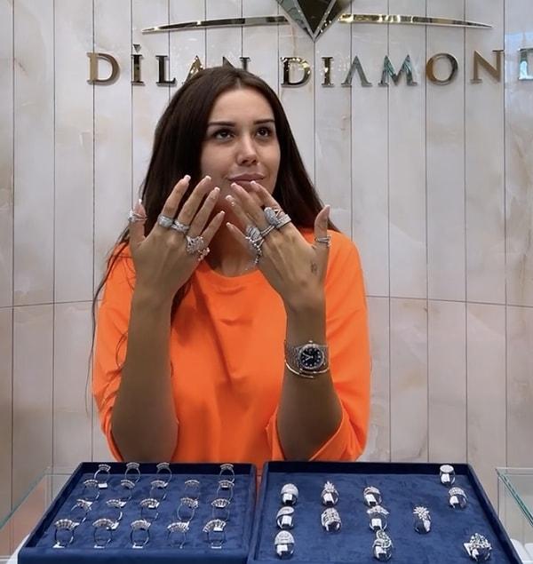 Şurada da görebilirsiniz, Dilan Diamond adını verdikleri bu kuyumcudan mücevherleri takıp takıştırıyor zaten Dilan Polat, biz de görüyoruz.