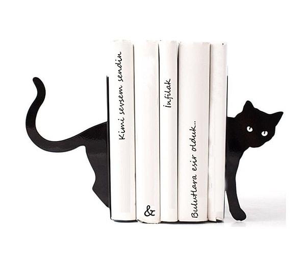 4. İşte bu tutucu da kedi severlerin kitaplığı için ideal.