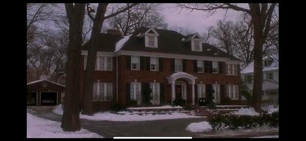 10. I'm Home Alone (1990) filminde McAllister'lar evde ne unuttuklarını hatırlamaya çalışırken, baba garajı kapatmayı unuttuğunu söyler. Garajı kapatmayı gerçekten unutmuş!