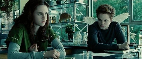 2. Alacakaranlık filminde Bella ve Edward ilk tanıştığında arkada bulunan baykuş biblosu Edward'ın kanatları gibi duruyor.