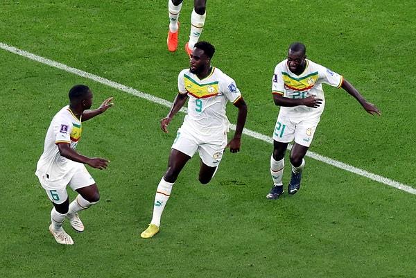 Dünya Kupası A Grubu maçında Katar ile Senagal karşı karşıya geldi. İlk yarıyı Senegal Boulaye Dia'nin attığı golle 1-0 önde tamamladı.