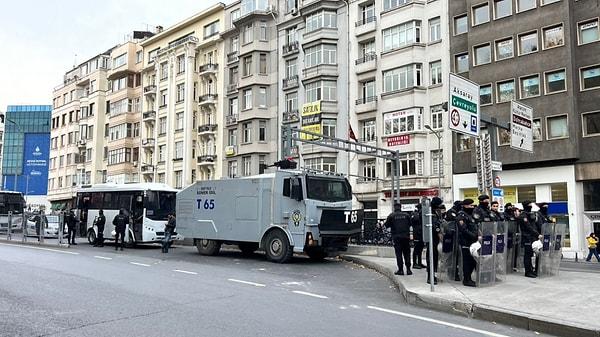 Yaklaşık 50 kadın Şişhane’den Karaköy’e inerken polis ablukasına alındı