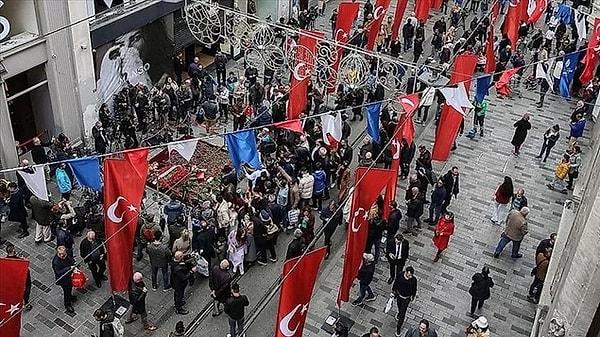 3. İstanbul Valiliği, 13 Kasım 2022 tarihinde gerçekleştirilen bombalı terör saldırısı nedeniyle İstiklal Caddesi’nde yeni önlemler alındığını duyurdu.
