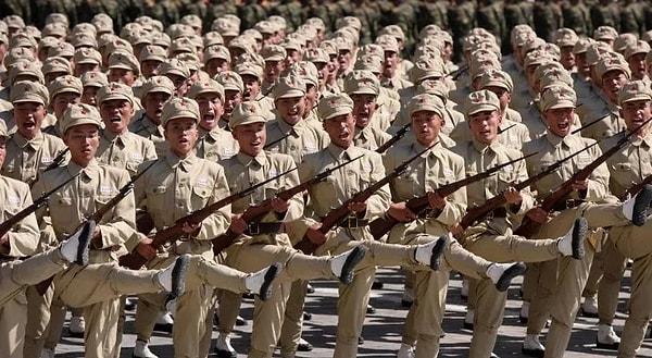 9. Kuzey Kore'de askerlik hem erkekler hem de kadınlar için zorunludur.