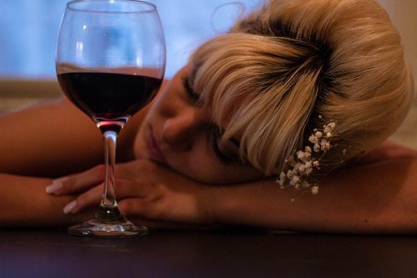 4. Sık alkol tüketimi uyku kalitesinin düşmesine neden olabilir.
