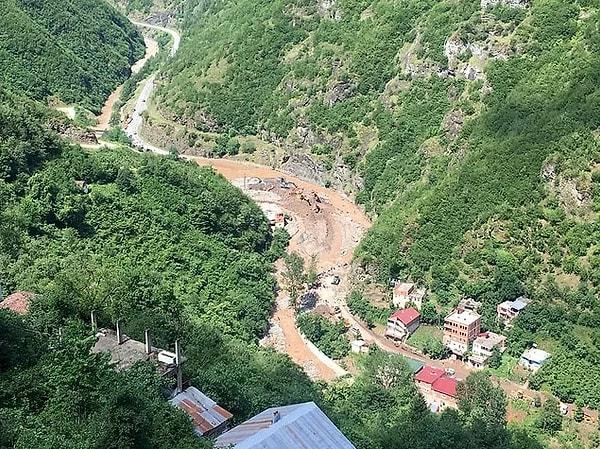 4. Trabzon'un Araklı ilçesinde, 3 yıl önce 8 kişinin hayatını kaybettiği, 2 kişinin kaybolduğu, 13 binanın yıkıldığı sel felaketine yönelik Karadeniz Teknik Üniversitesi (KTÜ) Mühendislik Fakültesi'nce rapor hazırlandı.