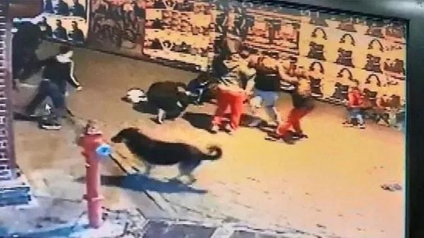 8. Beşiktaş'ta, sokaktan geçenleri durdurup para isteyen bir grup, para vermeyen biri kadın 4 kişiyi darbedip, bıçakladı. O anlar güvenlik kamerası tarafından kaydedildi.
