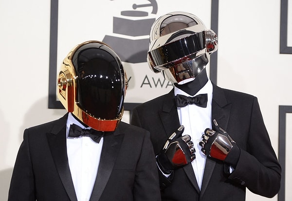 Hangi sanatçının Daft Punk ile birlikte yayınladığı bir şarkı yok?