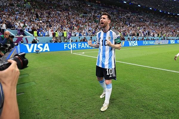 Dünyada en çok konuşulan maç ise Arjantin ile Meksika arasında oynandı. Messi'nin ne yapacağını merak eden milyarlarca insan televizyon karşısında yerini aldı.