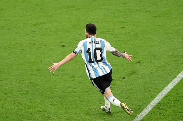 İlk yarısında neredeyse pozisyon olmayan maçta Meksika Messi'ye nefes aldırmadı. İkinci yarıdaysa Messi sadece bir kaç saniyeliğine boşluk buldu ve ceza sahası dışından harika bir vuruşla Arjantin'i öne geçirmeyi başardı.